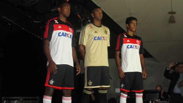 Jogadores do Flamengo com a nova camisa branca