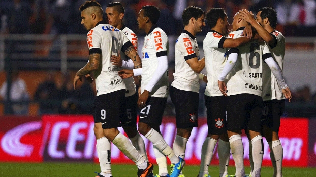 Jogadores do Corinthians comemoram com Fábio Santos (direita), autor do segundo gol Jogadores do Corinthians comemoram com Fábio Santos (direita), autor do segundo gol