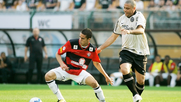 Gabriel Paulista Vitória Ronaldo Fenômeno Corinthians Campeonato Brasileiro 29/08/2010 Gabriel Paulista Vitória Ronaldo Fenômeno Corinthians Campeonato Brasileiro 29/08/2010