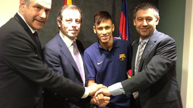 Contrato assinado com o Barça: o diretor Zubizarreta, o presidente Rossell, Neymar e o vice Bartomeu Contrato assinado com o Barça: o diretor Zubizarreta, o presidente Rossell, Neymar e o vice Bartomeu