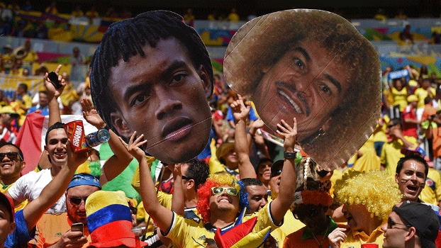 Máscaras de Cuadrado e do ídolo Valderrama nas mãos dos torcedores colombianos