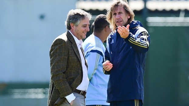 Sorridente, Nobre aparece em treino do Palmeiras e conversa com jogadores e Gareca