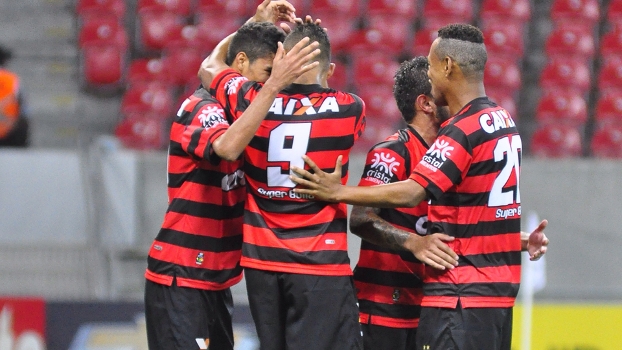 Jogadores do Atlético-GO gol na vitória sobre o Náutico