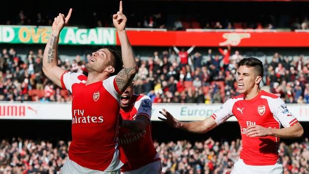 Com Gabriel Paulista, Giroud celebra seu gol sobre o Everton diante da torcida do Arsenal