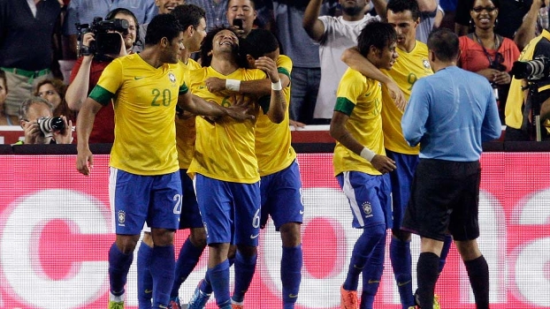 Marcelo, Neymar, Damião, Hulk comemoram gol da seleção contra os Estados Unidos
