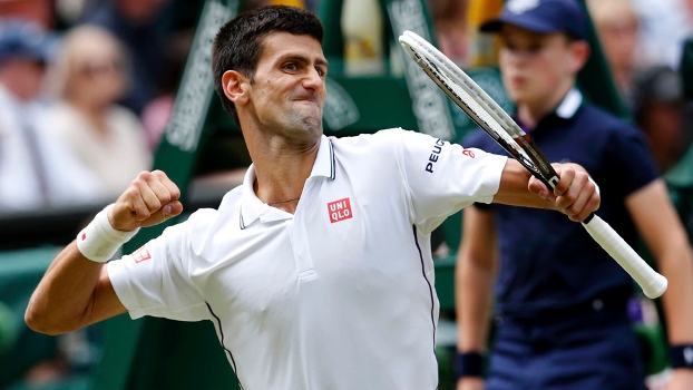 Novak Djokovic comemora ponto em vitória sobre Roger Federer neste domingo 