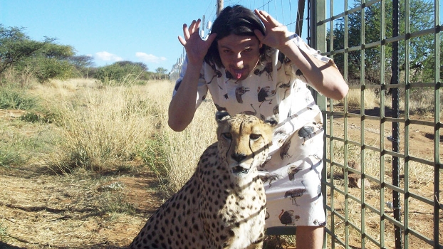 Lutz Pfannenstiel posa com guepardo na África Lutz Pfannenstiel posa com guepardo na África
