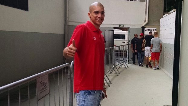 Zagueiro compareceu ao Pacaembu na vitória tricolor por 2 a 0 sobre o XV de Piracicaba Zagueiro compareceu ao Pacaembu na vitória tricolor por 2 a 0 sobre o XV de Piracicaba