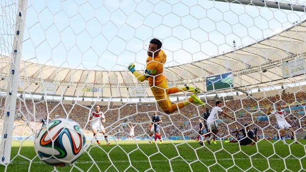 Bola no fundo das redes, sem chances para o goleiro Lorris: gol de Hummels Bola no fundo das redes, sem chances para o goleiro Lorris: gol de Hummels