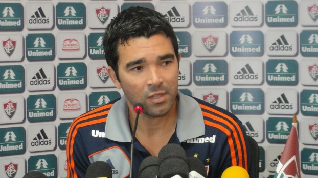 Deco em entrevista coletiva nas Laranjeiras