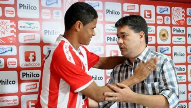 Douglas Santos vai defender o Granada Douglas Santos vai defender o Granada