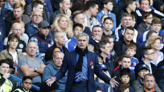 José Mourinho e a torcida do Chelsea na partida contra o QPR em Stamford Bridge José Mourinho e a torcida do Chelsea na partida contra o QPR em Stamford Bridge