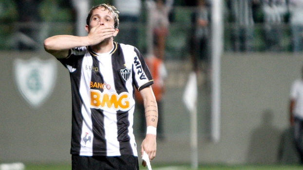 Bernard se emocionou antes da partida, marcou o gol do Galo, mas foi expulso na derrota no Horto