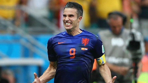 Van Persie vibra após empatar o jogo no começo do segundo tempo