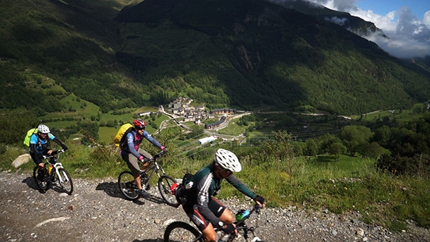 Pirineus: Pedal com desnível de 1280m na cordilheira entre a Espanha e a França | Aventuras com Renata Falzoni Pirineus: Pedal com desnível de 1280m na cordilheira entre a Espanha e a França | Aventuras com Renata Falzoni