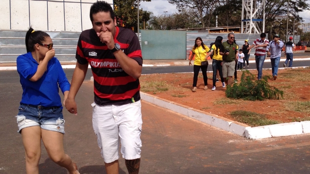 Torcedores sofrem com gás lacrimogênio lançado por policiais contra manifestantes em Brasil x Austrália