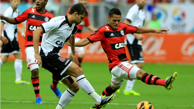 Pedro Ken e João Paulo disputam bola no jogo em Brasília: lateral do Flamengo falhou no gol do Vasco Pedro Ken e João Paulo disputam bola no jogo em Brasília: lateral do Flamengo falhou no gol do Vasco