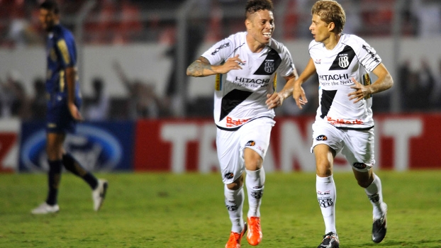 Adrianinho (à dir.) fez um dos gols da vitória da campeã do interior, a Ponte Preta