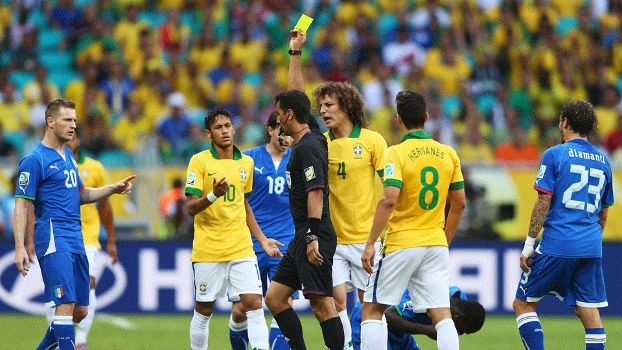 Neymar tomou um cartão amarelo neste sábado: muitas faltas cavadas e cometidas Neymar tomou um cartão amarelo neste sábado: muitas faltas cavadas e cometidas