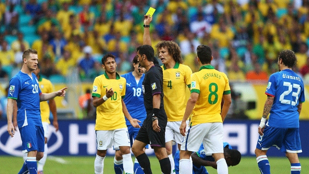 Neymar tomou um cartão amarelo neste sábado: muitas faltas cavadas e cometidas