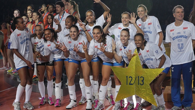 Jogadores da Unilever celebram o título da Superliga feminina de 2013 Jogadores da Unilever celebram o título da Superliga feminina de 2013