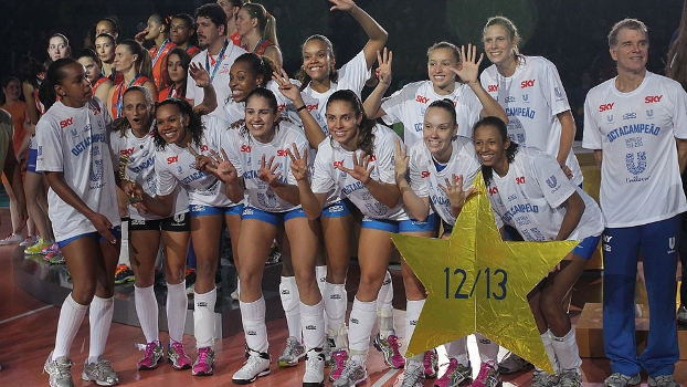 Jogadores da Unilever celebram o título da Superliga feminina de 2013