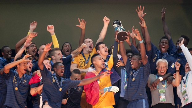 Jogadores da França levantam o troféu do Mundial sub-20 Jogadores da França levantam o troféu do Mundial sub-20
