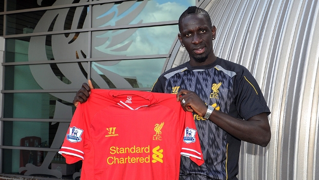 Sakho já conheceu as instalações do Liverpool e posou com a camisa que vestirá nas próximas temporadas Sakho já conheceu as instalações do Liverpool e posou com a camisa que vestirá nas próximas temporadas