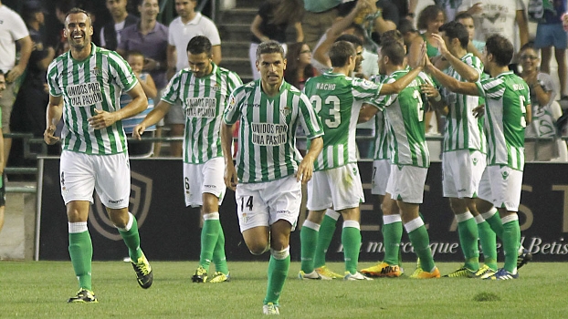 Jogadores do Betis comemoram um dos gols de Salva Sevilla diante do Valencia