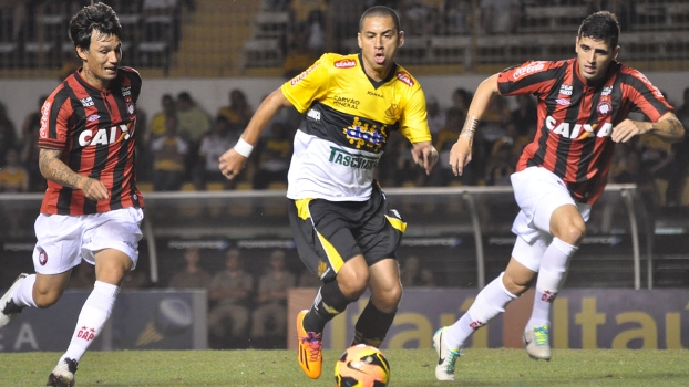 O atacante Welligton Paulista marcou o segundo gol do Criciúma contra o Atlético-PR