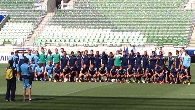 Ao som do hino, jogadores do Palmeiras pisam pela 1ª vez no gramado do Allianz Parque