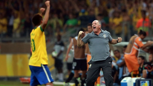 Felipão comemora gol do Brasil: treinador não precisa ser refém dos seus velhos conceitos futebolísticos