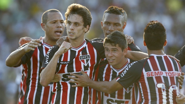 Autor do primeiro gol do jogo, Rodrigo Caio (no meio) comemora com os companheiros