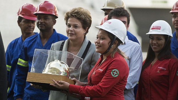 Dilma recebe capacete dourado de operária no estádio do Corinthians: só agora ela notou que é preciso mudar? Dilma recebe capacete dourado de operária no estádio do Corinthians: só agora ela notou que é preciso mudar?
