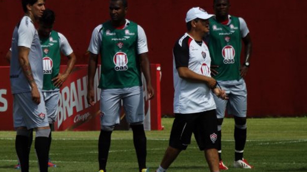 Ney Franco durante treino do Vitória