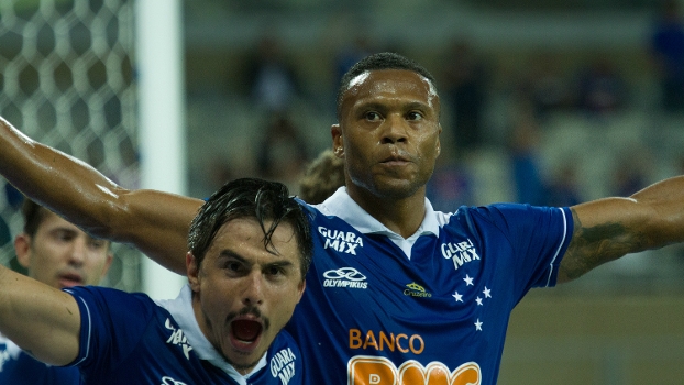 Júlio Baptista anotou dois gols e protagonizou a vitória sobre o Botafogo