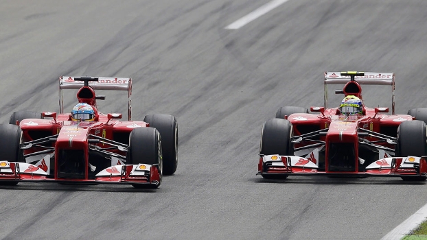 Momento em que Alonso ultrapassa Massa para ir à caça de Vettel: não adiantou