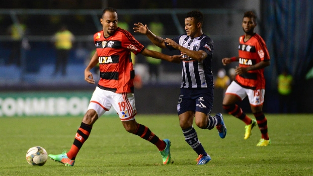 Alecsandro, autor do gol do Flamengo carrega a bola no duelo contra o Emelec, em Guayaquil