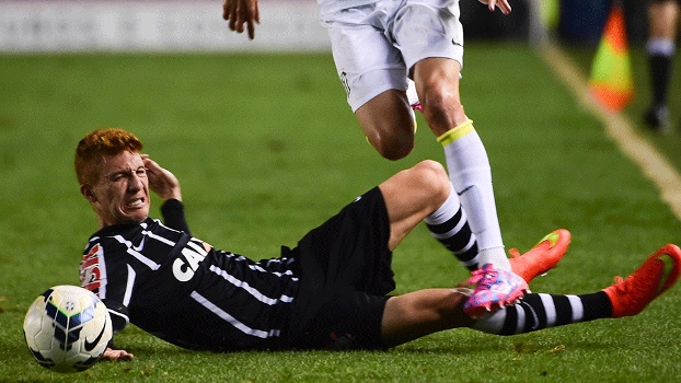 Ferrugem admite exagero em reclamações, mas aponta: 'Erros sempre são contra o Corinthians'