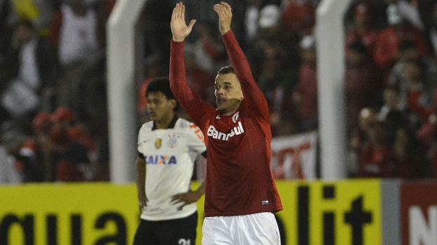 D'Alessandro comemora depois de abrir o placar para o Internacional D'Alessandro comemora depois de abrir o placar para o Internacional