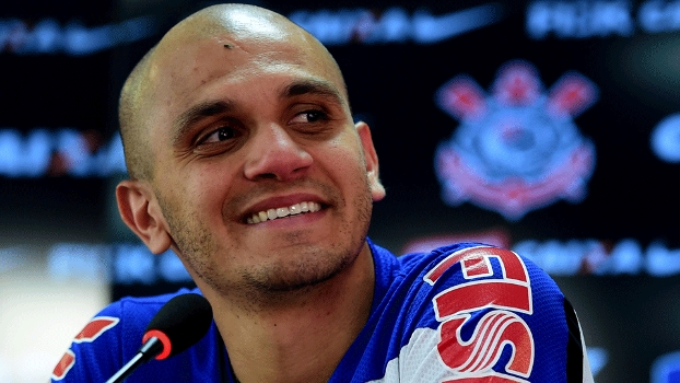 Fábio Santos espera vitória no clássico de domingo para contar piada