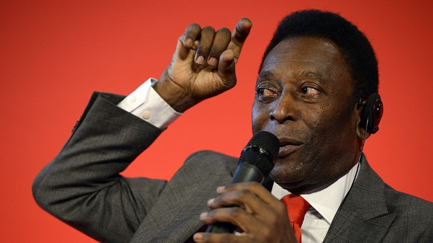 Pelé durante coletiva em Paris Pelé durante coletiva em Paris
