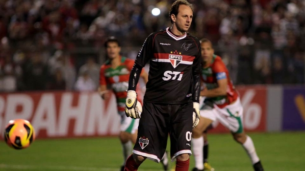 Rogério Ceni perdeu um pênalti no jogo diante da Portuguesa: campanha inferior à do Fluminense em 2009