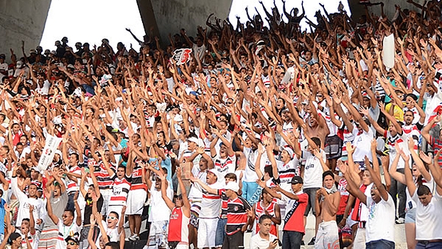 Torcida do Santa Cruz faz festa na partida contra o Sport na final do Pernambucano