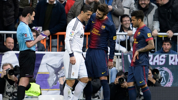 Cristiano Ronaldo entra e já toma falta de Piqué Cristiano Ronaldo entra e já toma falta de Piqué