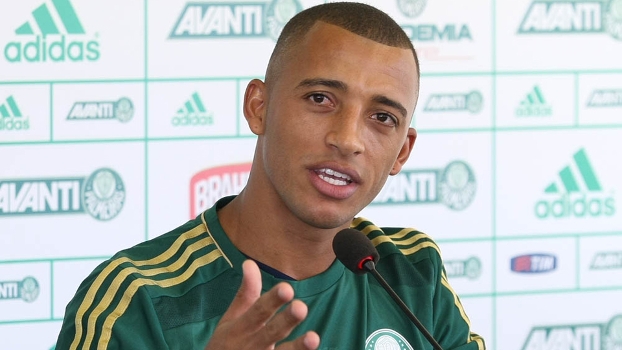 Gol contra de bunda vira lição e piada para novo zagueiro do Palmeiras