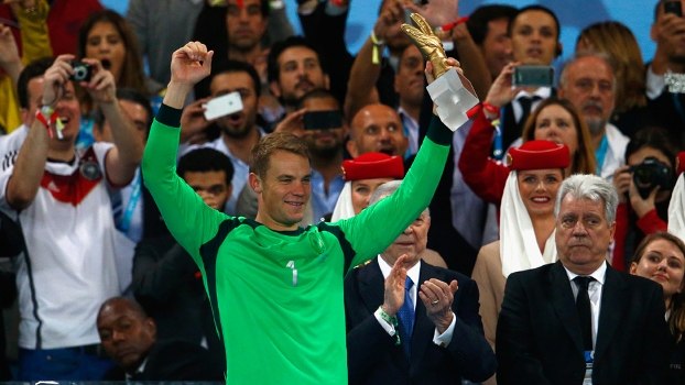 Neuer recebe prêmio de Melhor Goleiro da Copa do Mundo