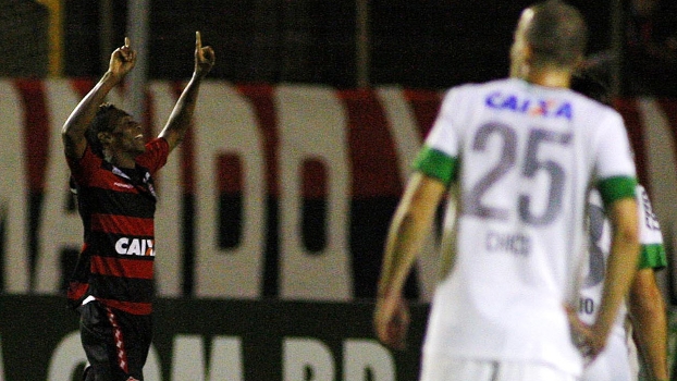 Marquinhos marcou o primeiro gol do Vitória no triunfo sobre o Coritiba neste sábado Marquinhos marcou o primeiro gol do Vitória no triunfo sobre o Coritiba neste sábado