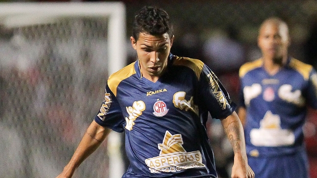 Petros assinou contrato até o fim de abril de 2015 Petros assinou contrato até o fim de abril de 2015