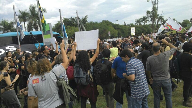 Protesto em frente ao hotel em que os jogadores se apresentaram antes de ir a Teresópolis